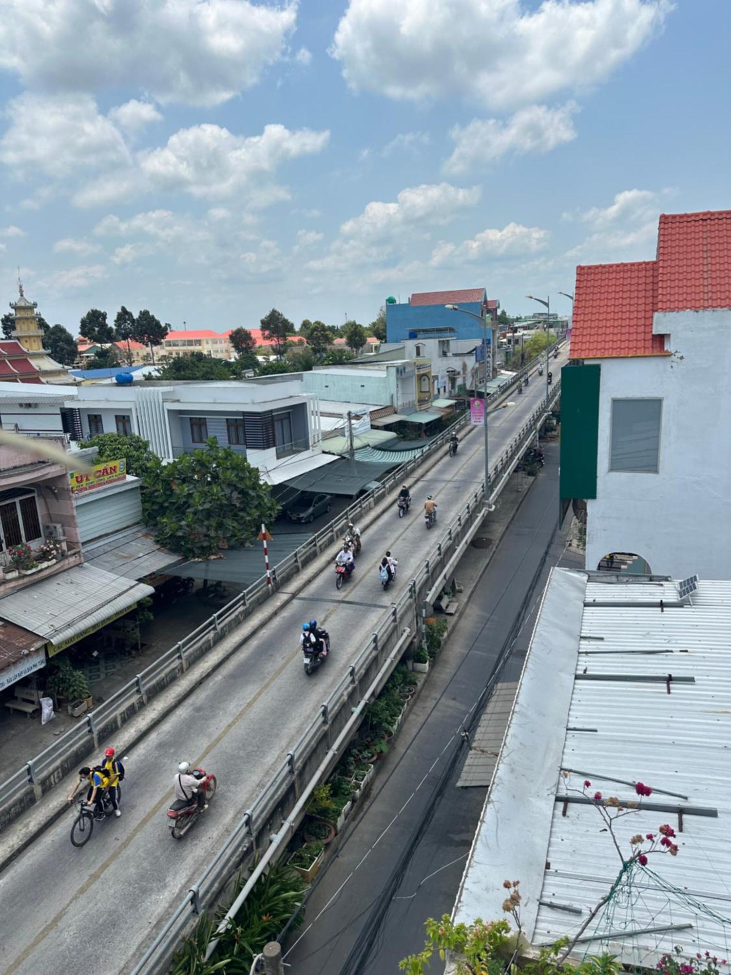 Khach San Nguyen Long Hotel Ap Thap Muoi Exterior photo