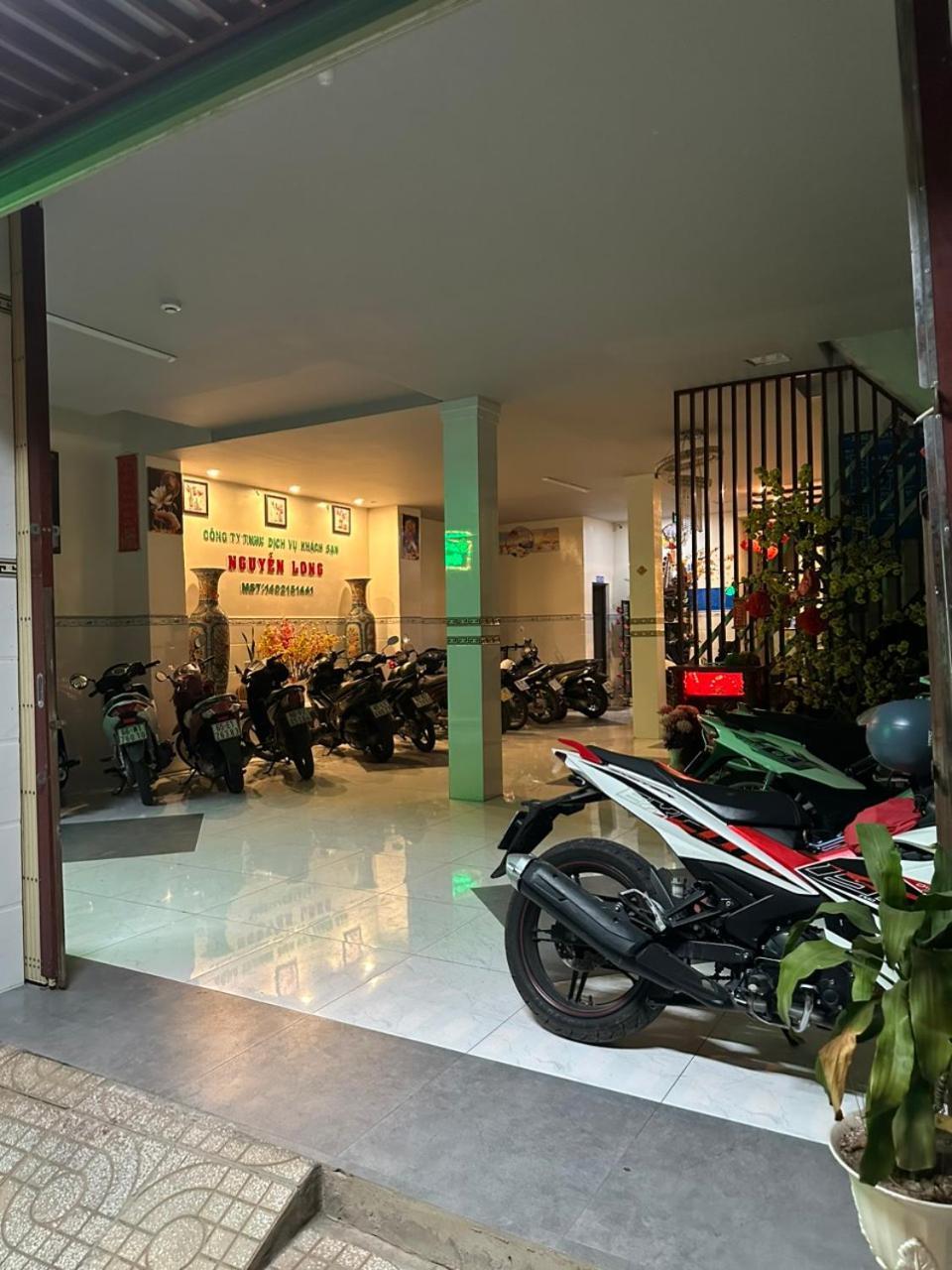 Khach San Nguyen Long Hotel Ap Thap Muoi Exterior photo
